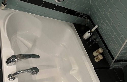 Lekkerkerk Bed & Breakfast | The Captain's Cabin with XXL bath and sauna on the river De Lek
