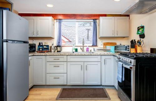 Grass Valley House | The Carriage House Chic Treetop Loft and Hot Tub