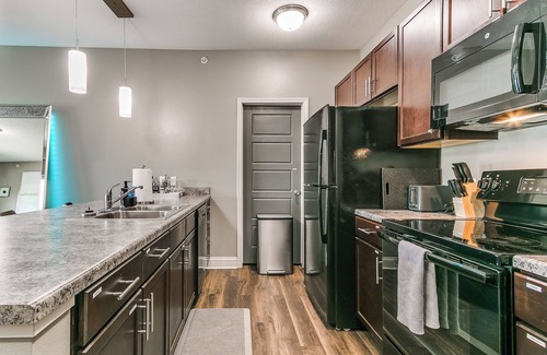 West Des Moines Apartment | The Cascades at Jordan Creek WDSM/Pool/Tanning/Gym
