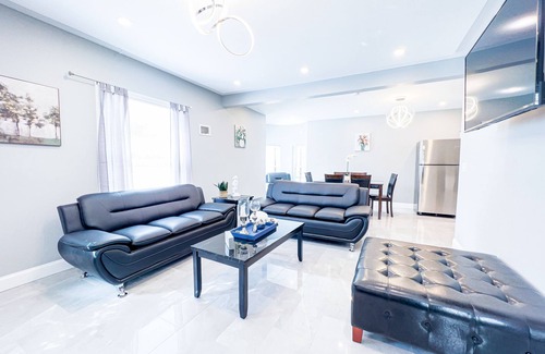 Downtown Niagara Falls House | The Cedar Chateau