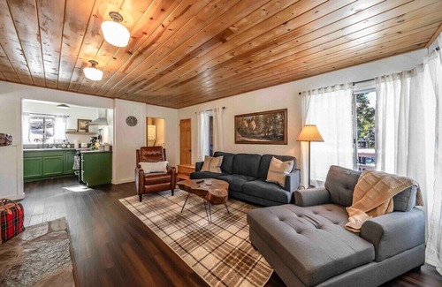 West Village Cabin | The Cedar House ~ Prime Spot + Kayaks & Cool AC