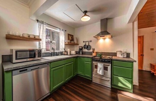 West Village Cabin | The Cedar House ~ Prime Spot + Kayaks & Cool AC