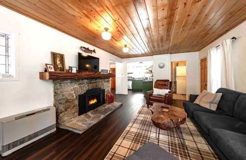 West Village Cabin | The Cedar House ~ Prime Spot + Kayaks & Cool AC