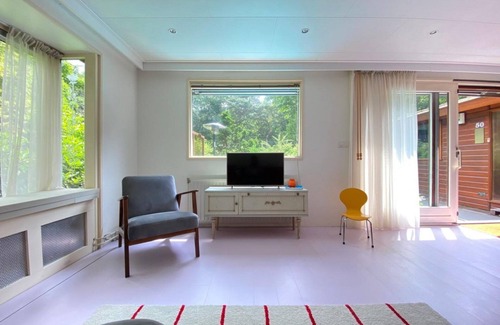 Municipality of Harderwijk House | The chalet is an artfully decorated and privately situated chalet located the edge of the Veluwe and a stone's throw from the center of the town of Harderwijk. A perfect combination of "peace and quiet".