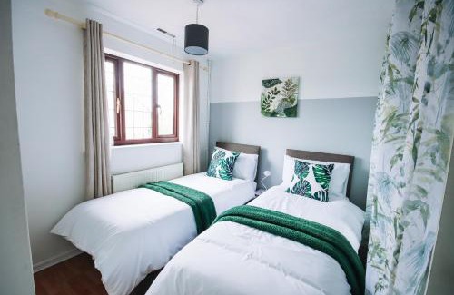 Cheshunt House | The Cheshunt Base, Convenient Stay for Pros & Groups for long term