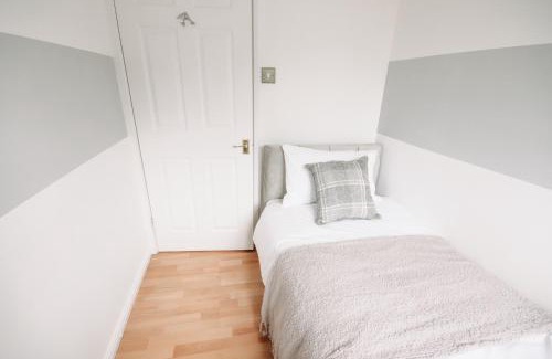 Cheshunt House | The Cheshunt Base, Convenient Stay for Pros & Groups for long term