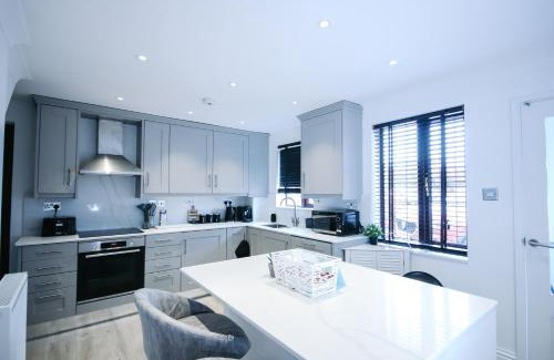Cheshunt House | The Cheshunt Base, Convenient Stay for Pros & Groups for long term