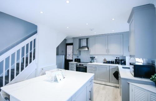 Cheshunt House | The Cheshunt Base, Convenient Stay for Pros & Groups for long term