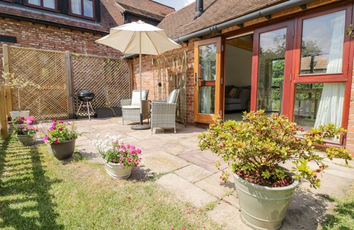 Uckington Cottage | THE CHICKEN SHED, romantic, with open fire in Barford