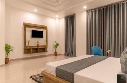 Dharampur Apartment | The Classy Castle I Property of the year I Serviced Villa I Couple Friendly I Pvt Balcony I Open Air Terrace I Bonfire I Kasauli By Exotic Stays