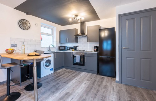 Cathays Apartment | The Coach House A by Tŷ SA