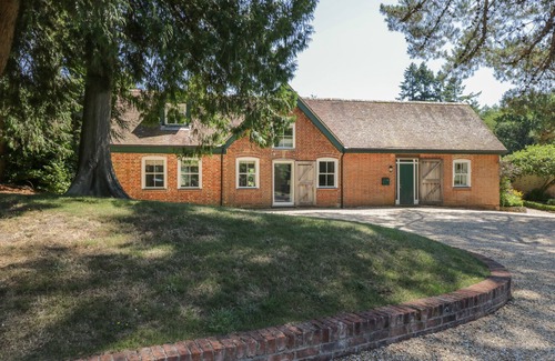 New Forest District Cottage | THE COACH HOUSE, family friendly, with open fire in Fordingbridge