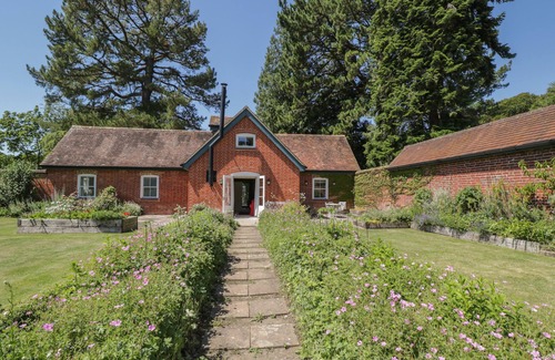 New Forest District Cottage | THE COACH HOUSE, family friendly, with open fire in Fordingbridge