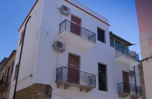 Niscemi Apartment | the colorful comfort in the country/lookout