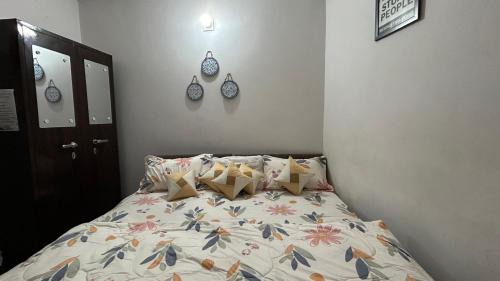 South West Apartment | The Comfort Corner Inn- Room & Kitchen - Couple Friendly - 7-8 km Drive from Airport