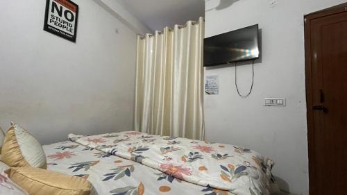 South West Apartment | The Comfort Corner Inn- Room & Kitchen - Couple Friendly - 7-8 km Drive from Airport