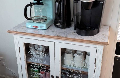 Ellis Cottage | "The Coop" - Charming 2-bedroom cottage in Ellis. Dogs Welcome!