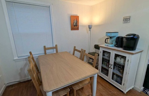 Ellis Cottage | "The Coop" - Charming 2-bedroom cottage in Ellis. Dogs Welcome!