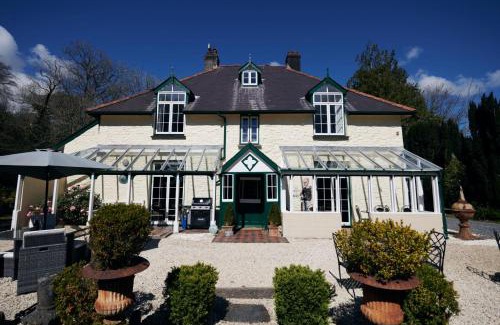 Laugharne House | The Cors - Charming Country Escape for Large Family Groups