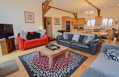 Carterton House | The Cotswold Manor Barn, Exclusive Hot Tub, Games Barn, 70 acres of Parkland