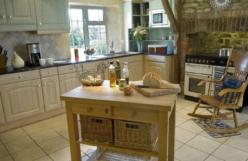 Carterton House | The Cotswold Manor Hall, Exclusive Hot Tub, Games Barn, 70 acres of Parkland