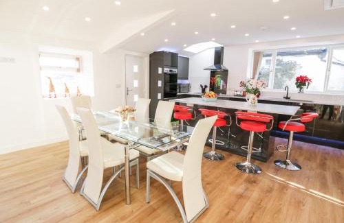 Tyn-y-Gongl House | The Cottage at Cromlech Manor Farm