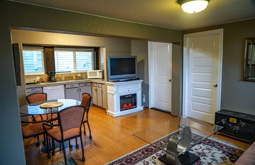 Astoria Condo | The Cove - 2bd 2ba Pet-Friendly Condo