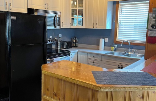 Port Franks Cottage | The Cozy Cabin in Port Franks! Close to the Beach! The Perfect spot to Relax!