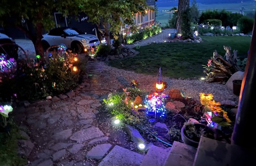 Chewelah Apartment | The Cozy Clifftop View, LLC