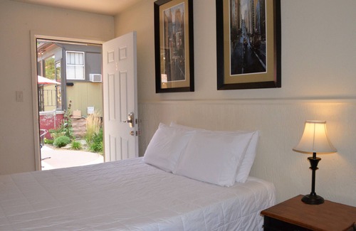 Sterling Hotel | The Crest Motel in Colorful Colorado