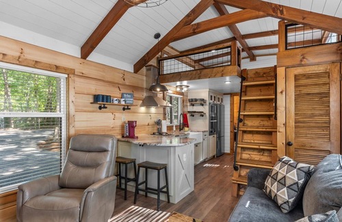 Menlo House | The Crow's Nest: huge balcony, fire pit, pets welcome, fireplace, stunning view!