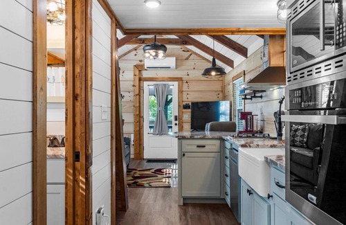 Menlo House | The Crow's Nest: huge balcony, fire pit, pets welcome, fireplace, stunning view!
