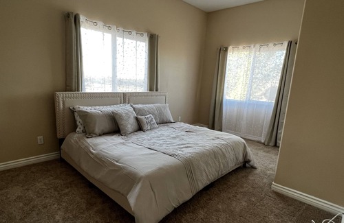 Hesperia House | The Desert Den - cozy home with a nice view!