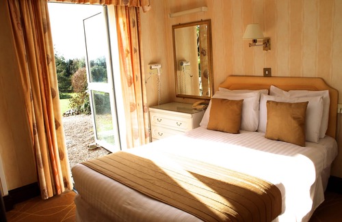 Exmouth Bed & Breakfast | The Devoncourt Resort