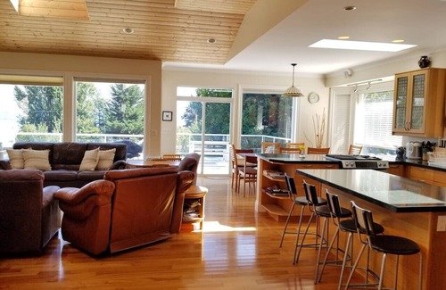 Point Roberts House | The Dragonfly House — Expansive Dual-Kitchen Retreat