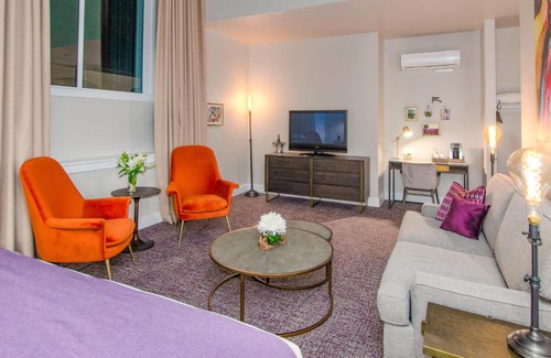 Dundee Hotel | The Dundee - A Trace Hotel