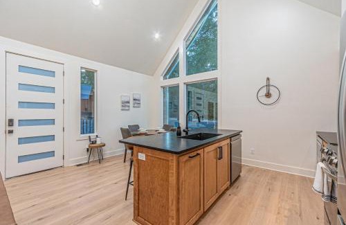 Broken Bow House | The Echo - Forest Romance with Sunken Hot Tub Underneath the Starlit Night