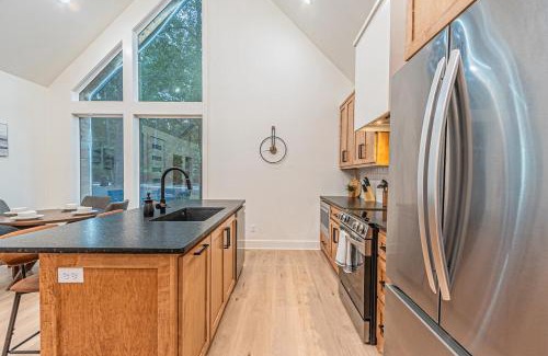 Broken Bow House | The Echo - Forest Romance with Sunken Hot Tub Underneath the Starlit Night