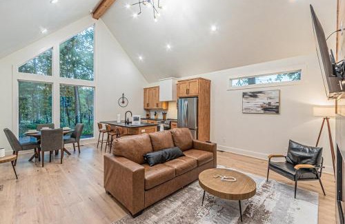 Broken Bow House | The Echo - Forest Romance with Sunken Hot Tub Underneath the Starlit Night