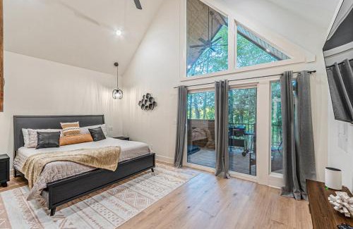 Broken Bow House | The Echo - Forest Romance with Sunken Hot Tub Underneath the Starlit Night