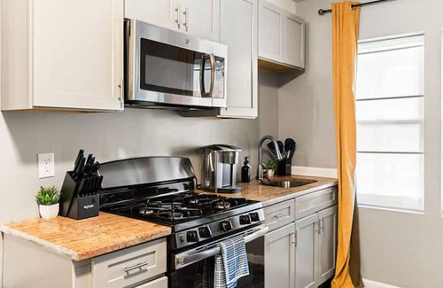 East Parkside Apartment | The Executive Philly Zoo King Retreat Parking