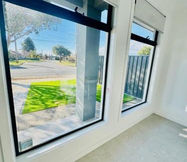 Netley House | The Family Escape- 10 min to Airport and Beach