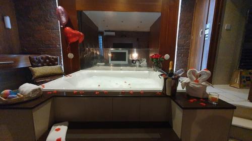 Liverpool City Centre House | The Famous Floor Sleeps 26 And Group Acc Sleeps30
