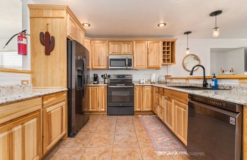 Twentynine Palms House | The Farm House | Pool&Spa | 5 min to JT Park