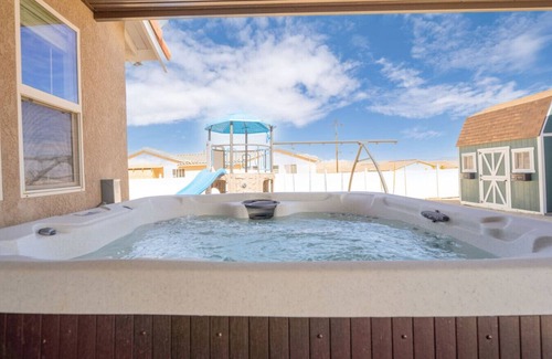Twentynine Palms House | The Farm House | Pool&Spa | 5 min to JT Park