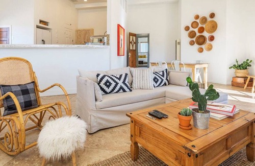 Landers House | THE FARMHOUSE RETREAT:5 acres,hot tub,sleeps 10,AC