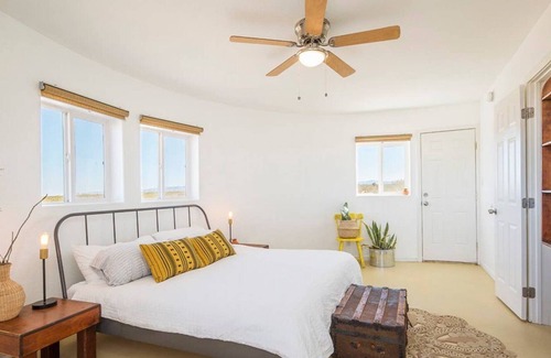 Landers House | THE FARMHOUSE RETREAT:5 acres,hot tub,sleeps 10,AC