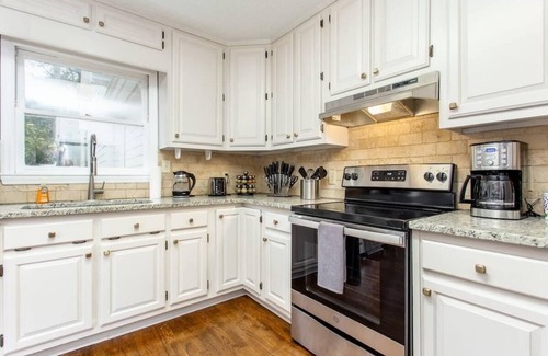 Fayetteville House | The Fayetteville Estate/Corporate Mon. Rental