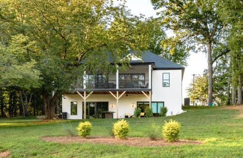 Mount Mourne House | The Flat - A Lake View Retreat with Dock Access