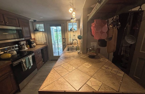 Kansas City House | The Forest House. Charming 2-bedroom house with AC, WiFi in terrific Kansas City